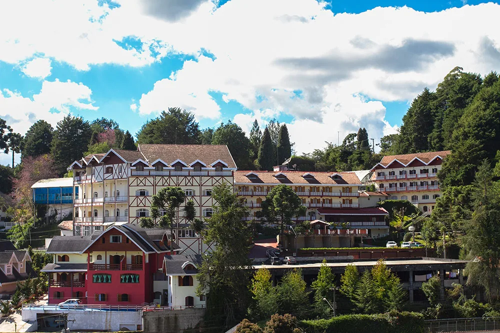 Fachada de madeira do hotel ao sol da tarde