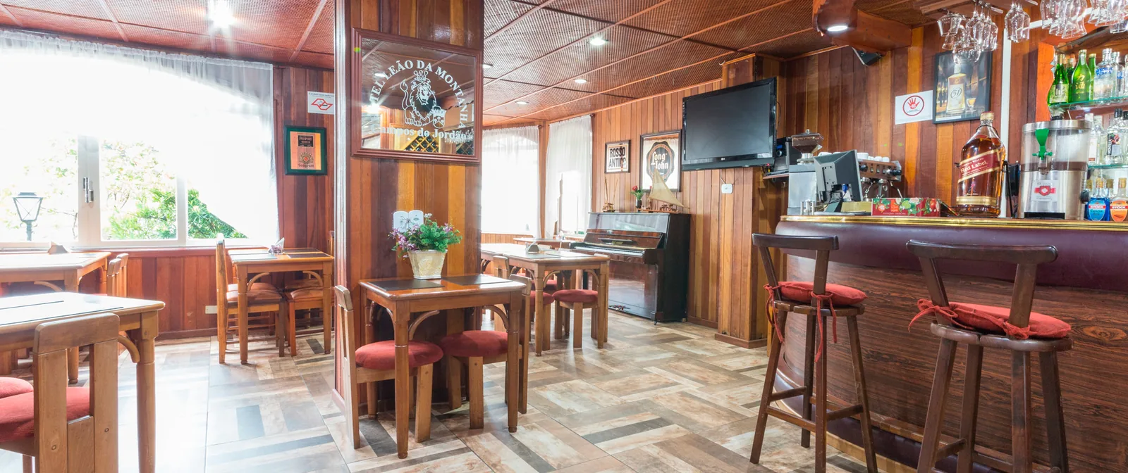 Piano Bar com paredes de madeira