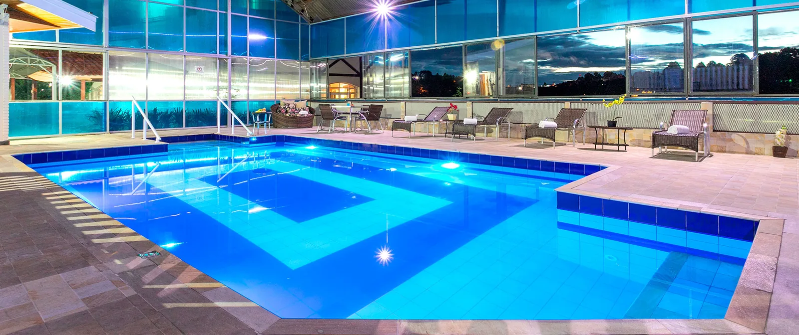 Piscina coberta e aquecida ao entardecer