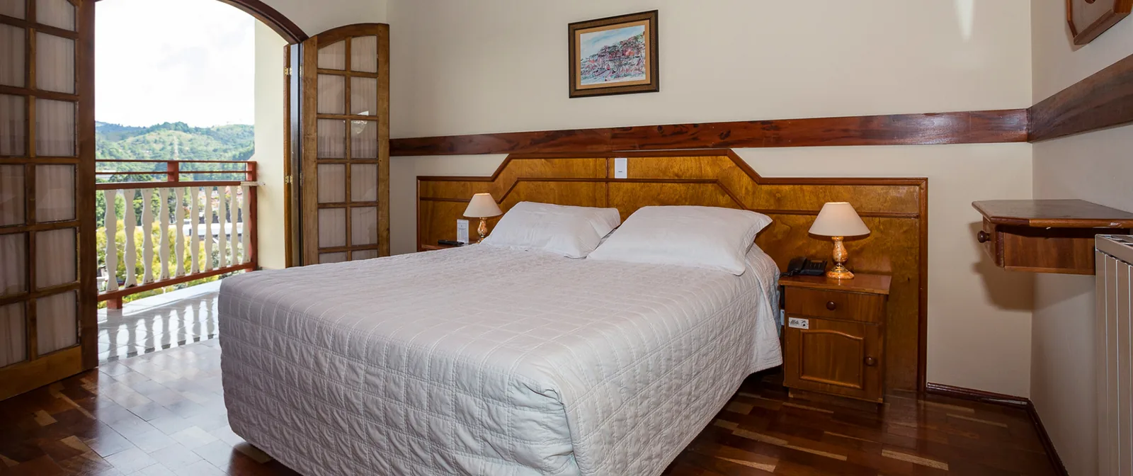Quarto com sacada e vista da serra